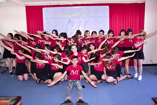 Hơn 100 thành viên Mỹ phẩm Amy White tham gia đào tạo marketing