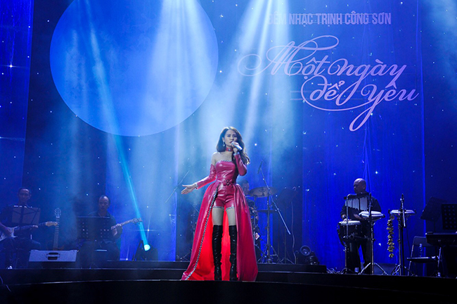 Khán giả Đà Nẵng bị cuốn hút bởi tiếng hát ca sĩ Lina Nguyễn