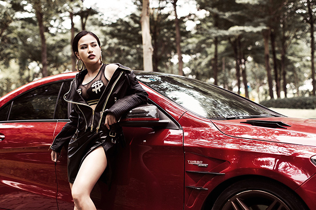 Dj Rita Đặng nóng bỏng bên xế hộp