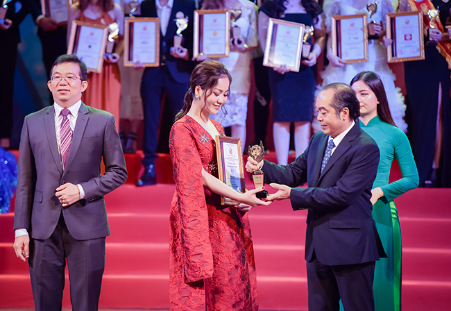 Những cô gái gây náo loạn nhà hát bến thành vì bị lầm là tiếp viên hàng không