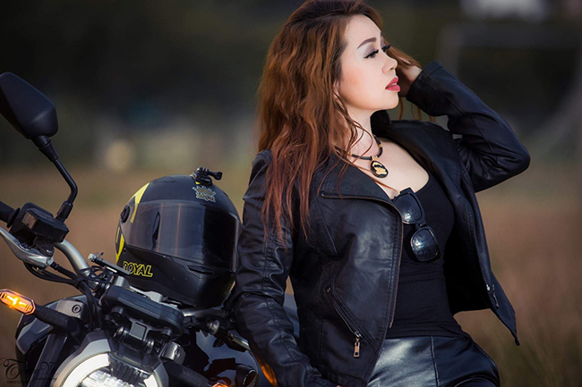 Á khôi doanh nhân Ngọc Diễm khoe body quyến rũ bên motor