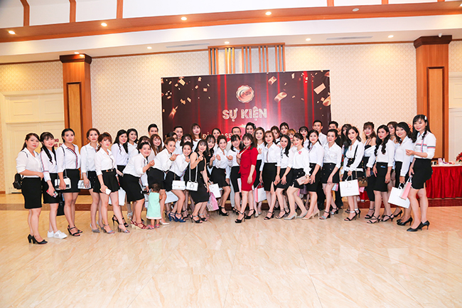 Trương Ngọc Phiến dẫn 2000 thành viên tấn công thị trường mỹ phẩm Miền Tây