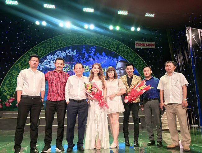 Lina Nguyễn trải lòng mình trong đêm nhạc Vũ Đức Sao Biển