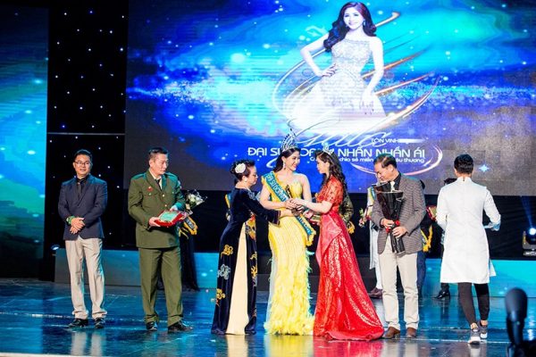 Nguyễn Huỳnh Trang bất ngờ đăng quang Hoa hậu Đại sứ nhân ái 2020