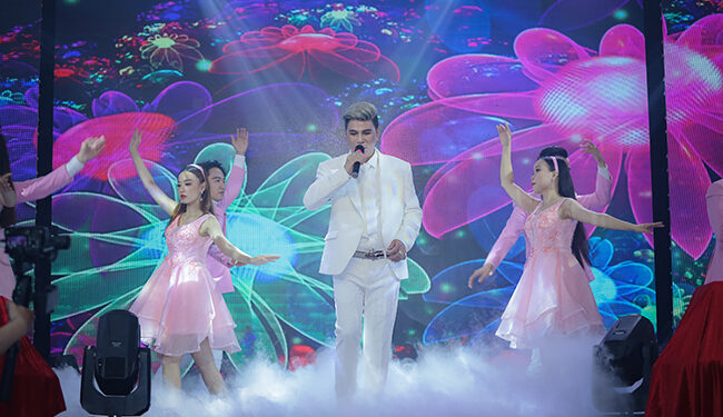 Nam vương Nguyễn Hùng như 1 nam thần hát khai mạc Họp báo Miss & Male King Global Ambassador