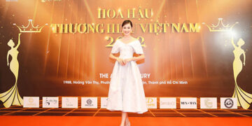 Hoa hậu Đoàn Hồng Trang xuất hiện rạng ngời trong vai trò Ban giám khảo cuộc thi sắc đẹp