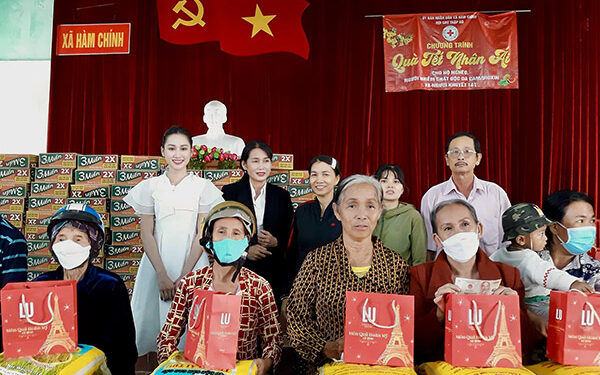 Miss Global Vietnam 2022 Đoàn Hồng Trang trao quà Tết cho bà con nghèo tỉnh Bình Thuận