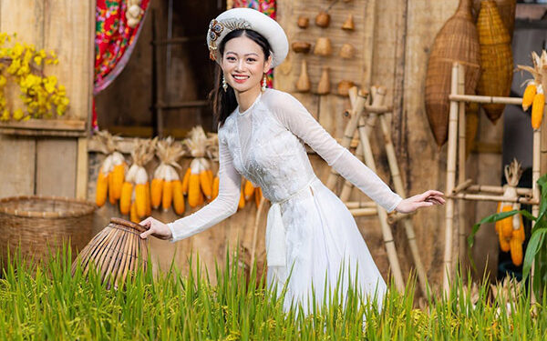 Hoa Khôi Công Sở Ninh Diên Linh duyên dáng trong tà áo dài Việt Nam chào năm mới