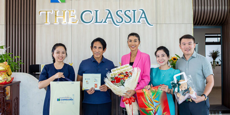 Siêu mẫu Trang Lạ mua nhà sân vườn tặng bố mẹ đón Tết