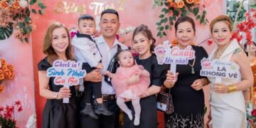 Hoa hậu Thanh Thuý về nước mừng sinh nhật cháu nội