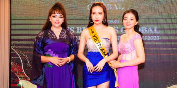 Nghệ nhân Kim hoàn Hồ Thanh Hương trao sash cho 21 thí sinh tranh tài tại Miss Business Global 2023