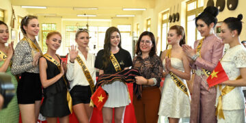 Đoàn Thí sinh “Miss Business Global 2023”” tham quan – quảng bá nét đẹp văn hoá Làng nghề dệt Thổ cẩm của người M’Nông xã Đắk Nia.