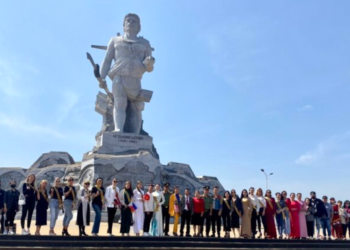 22 thí sinh “Miss Business Global 2023 ” viếng tượng đài, dâng hoa Anh hùng N’Trang lơng