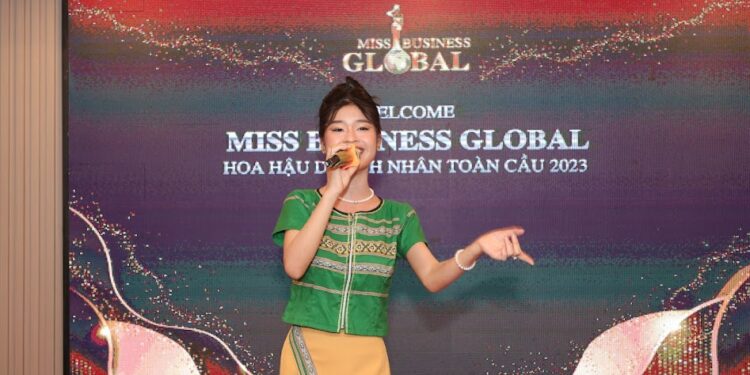 Quán quân Hoa Phượng đỏ Ninh Bình Châm Anh gây “ấn tượng” tại buổi lễ trao Sash Miss Business Global 2023