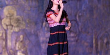 Ca sĩ Châm Anh khoe giọng hát như Diva chuyên nghiệp trước 3000 khán giả tại Đắk Nông