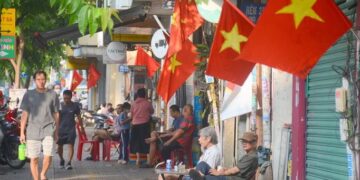 Đường phố TPHCM rực rỡ cờ hoa đón lễ 30/4 và 1/5