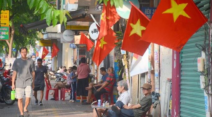 Đường phố TPHCM rực rỡ cờ hoa đón lễ 30/4 và 1/5