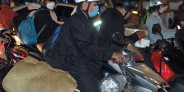 Kẹt xe kinh hoàng, hơn 2 tiếng chưa ra khỏi TP.HCM