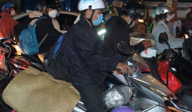 Kẹt xe kinh hoàng, hơn 2 tiếng chưa ra khỏi TP.HCM
