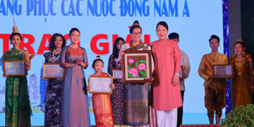 Hội thi Trình diễn trang phục các nước Đông Nam Á tại Công viên văn hoá Đầm Sen