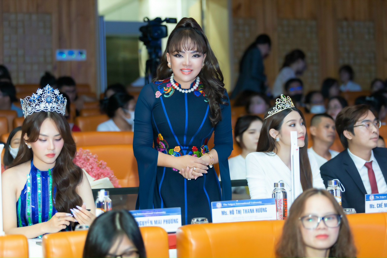 Nghệ nhân Hồ Thanh Hương cùng Miss World Việt Nam 2022 – Huỳnh Nguyễn Mai Phương, Á hậu 1 Miss Grand Việt Nam 2022 Chế Nguyễn Quỳnh Châu ngồi vị trí giám khảo