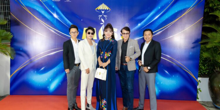 Giám khảo Hồ Thanh Hương kiêu sa trong chiếc áo dài truyền thống Việt Nam tại chung kết MISS SIU 2023