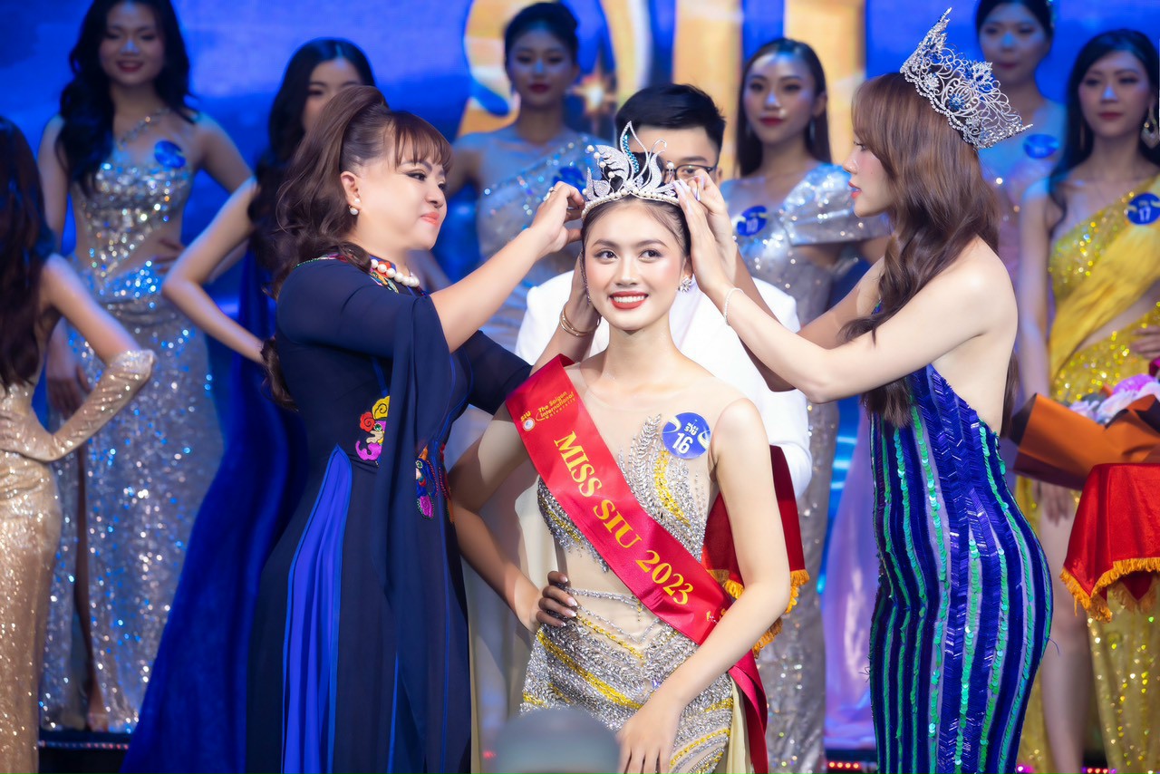 Giám khảo Hồ Thanh Hương và Hoa hậu Huỳnh Nguyễn Mai Phương đại diện trao vương miện cho Tân Hoa khôi Miss Siu 2023