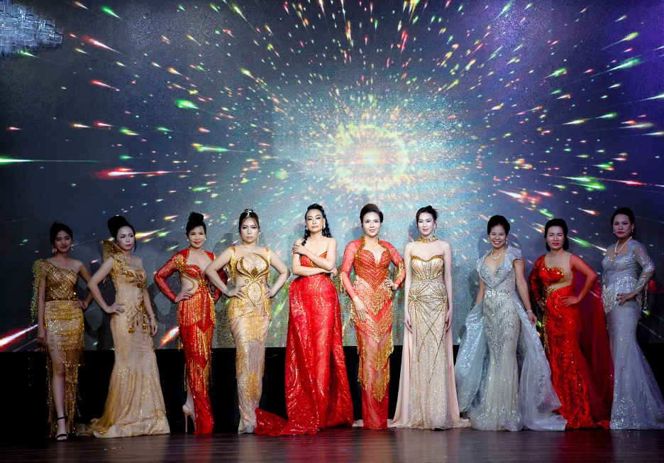 Phần Trình diễn thời trang – Bộ sưu tập của NTK Bảo Ngọc và ra mắt dàn Model là những Hoa hậu, người đẹp doanh nhân.