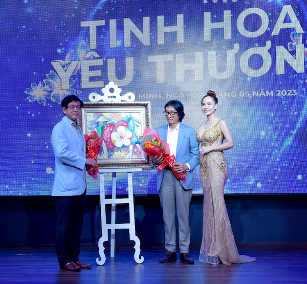 Họa sỹ Lê Phương đã tặng 1 bức tranh chân dung cho ông Peter Tan và tài trợ cho chương trình bức “Tinh Hoa Yêu Thương”