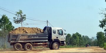 Đắk Nông: Dự án Khu dân cư tổ dân phố 3, dàn “trâu sắt” náo loạn đường dân sinh