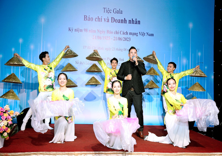 Ca sĩ Quốc Kháng mở màn bằng tiếc mục văn nghệ được dàn dựng công phu để khai tiệc đêm Gala.