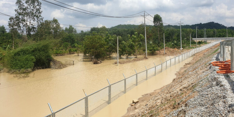 Lấp suối làm đường dẫn cao tốc Phan Thiết – Dầu Giây, nhiều hộ dân, hoa màu bị ngập nặng