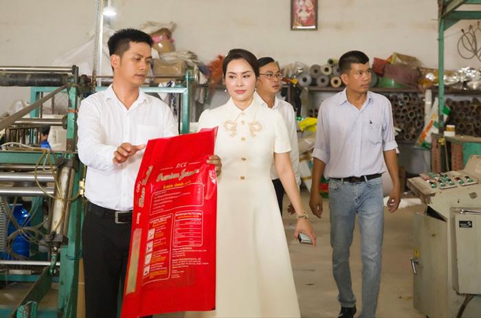 Bà Nguyễn Thị Xuân Mai cùng các doanh nghiệp tham quan nhà máy của Cty TNHH SXTM Bao Bì Đồng Tiến