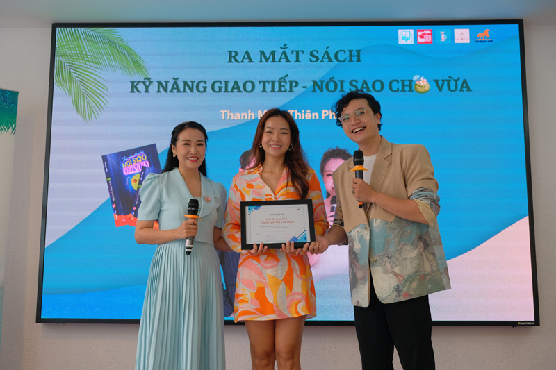 Chị Ngọc Trúc - Đại diện Hội Quảng cáo TP Hồ Chí Minh nhận thư cám ơn từ hai tác giả 