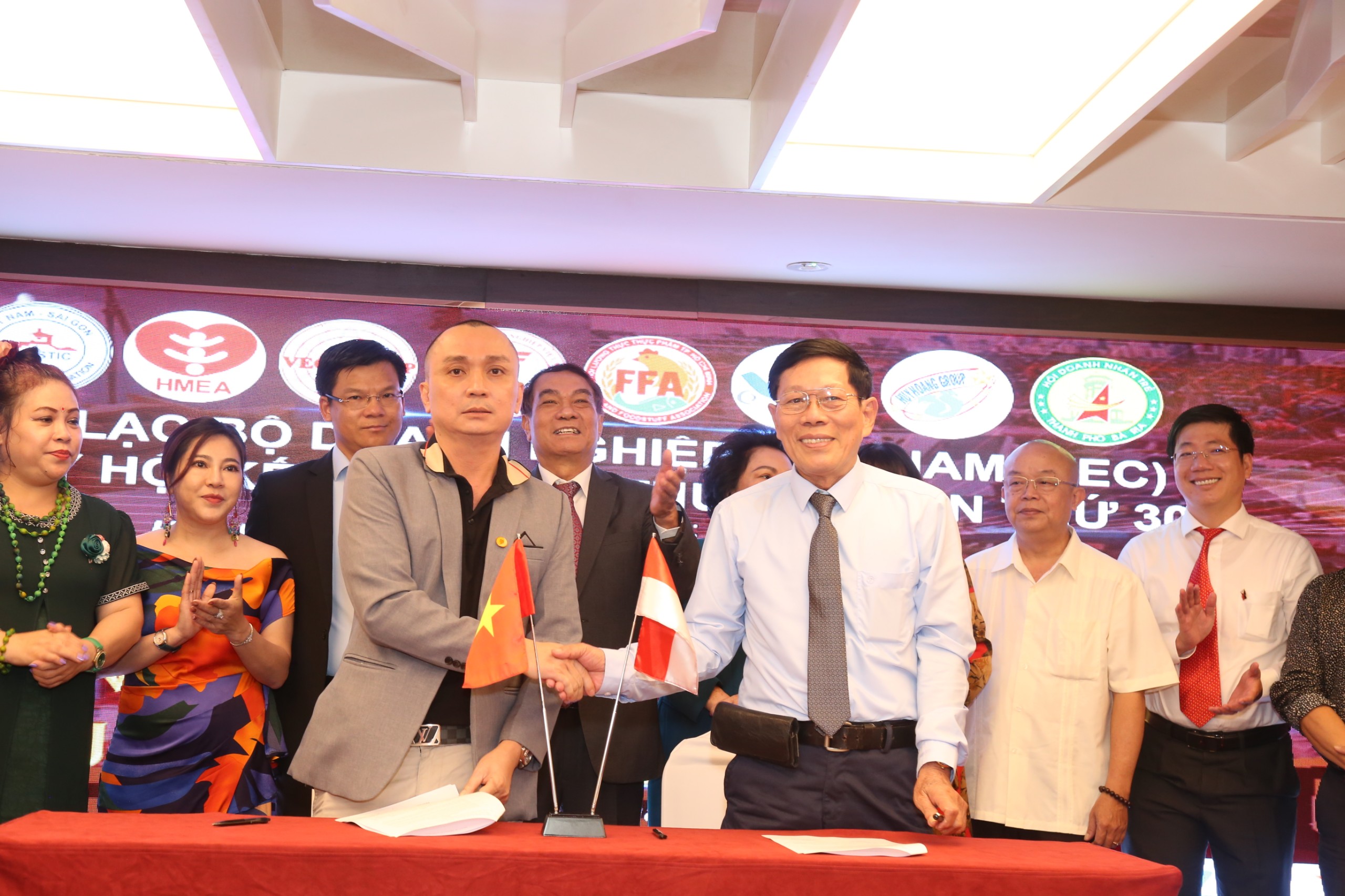 Lễ ký kết hợp tác toàn diện giữa CLB Doanh nghiệp Việt Nam - Trung tâm trọng tài thương mại TP Hồ Chí Minh