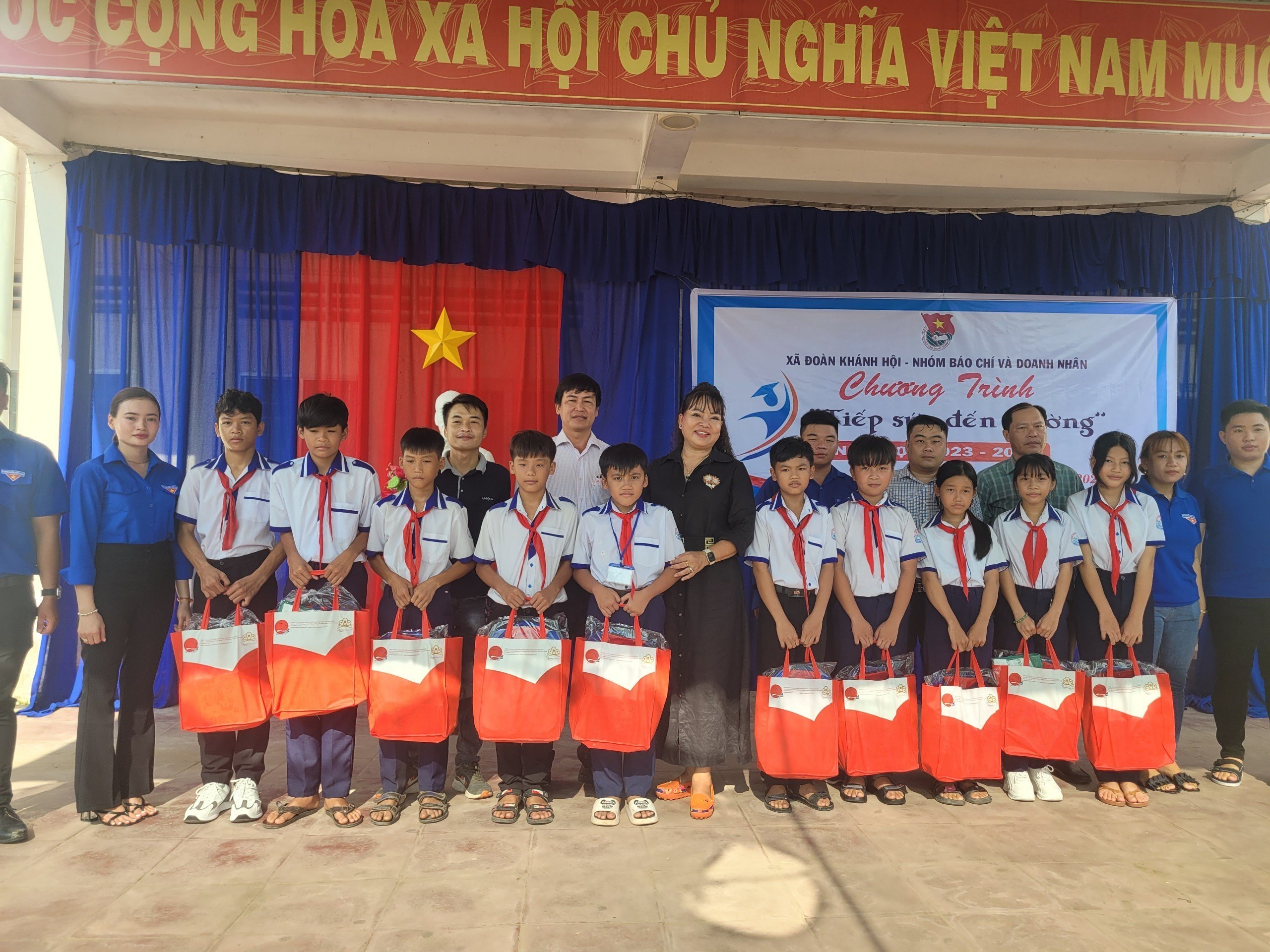 "Tiếp sức đến trường" là hoạt động thường niên của nhóm Báo chí & Doanh nhân TP Hồ Chí Minh hướng đến các em học sinh vùng xa có hoàn cảnh khó khăn