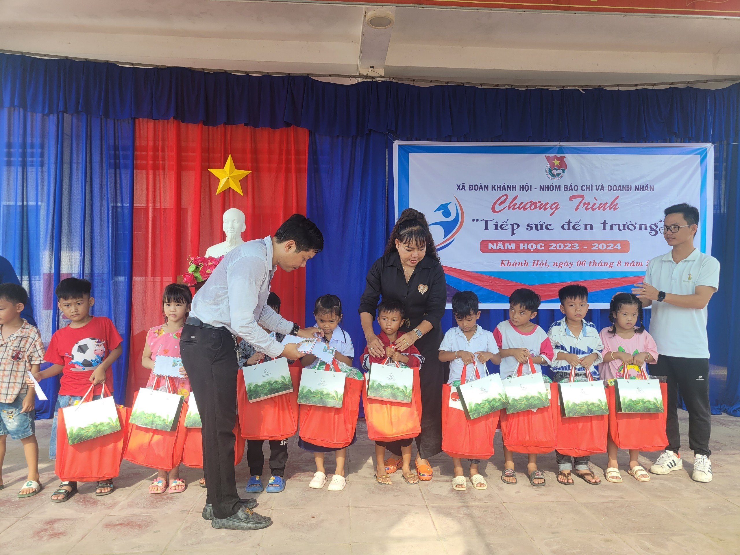 Nhà Báo Quốc Cương và Nghệ nhân kim hoàn Hồ Thanh Hương trao tận tay những phần quà đến các em nhỏ có hoàn cảnh khó khăn vùng hải đảo