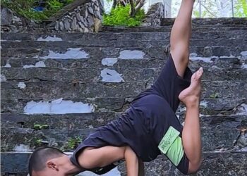 Mãn nhãn những tư thế yoga khó của cậu bé 8 tuổi