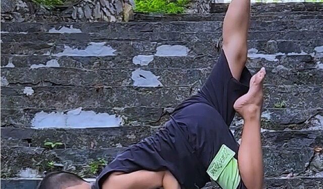 Mãn nhãn những tư thế yoga khó của cậu bé 8 tuổi