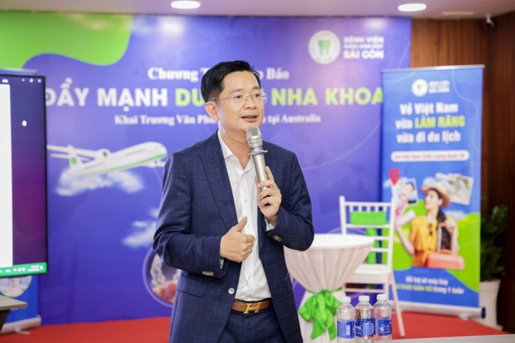 Ông Nguyễn Quang Tiến - Giám đốc Bệnh viện Răng Hàm Mặt Sài Gòn chia sẻ và giải đáp thắc mắc cho các khách mời tham dự 