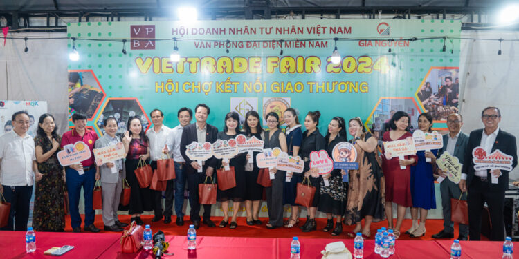 Nhộn nhịp hàng trăm du khách ngày đầu khai mạc Viettrade Fair 2024
