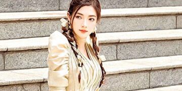 Á Quân Nguyễn Thị Thu Hà xuống phố mùa thu