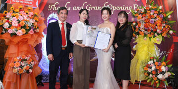 Á hậu 1 Hồ Thị Phương Linh tổ chức tiệc mừng và nhận chức giám đốc