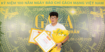 Đạo diễn Johnny Tran – “Người kể chuyện bằng ánh sáng” nhận Bằng khen nhân kỷ niệm 100 năm Ngày Báo chí Cách mạng Việt Nam